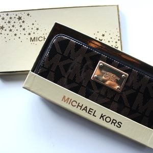 NWT JET SET TRAVEL LEATHER CONTINENTAL WRISTLET